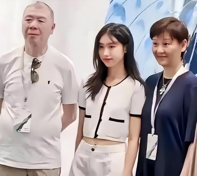 徐帆回应离婚5个月	，冯小刚近况曝光，他的“小心思”再藏不住了