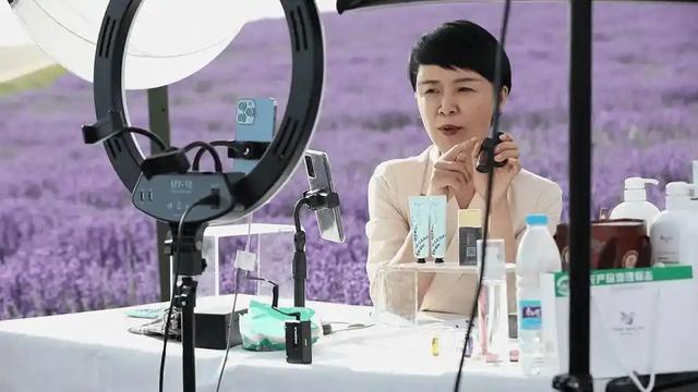 不止马背上的县长，贺娇龙用400场直播改变乡村命运