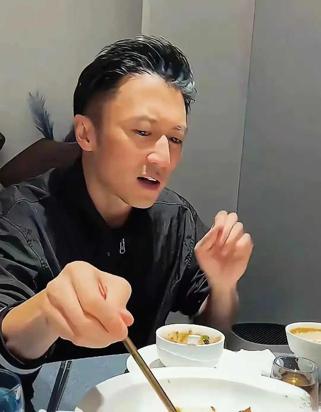 谢霆锋45岁状态炸裂！上海街拍帅到报警，这打扮我跪了！