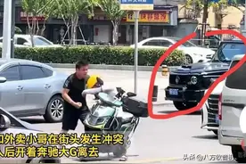 武汉大G车主暴打外卖小哥，扇耳光勒脖子，全程谩骂，网友炸锅图片