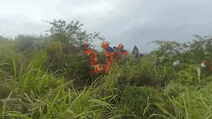 贵阳一中年男子徒步登高拍照时，不慎踩空摔伤被困→