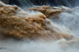 小浪底的瀑布是“金色的”图片