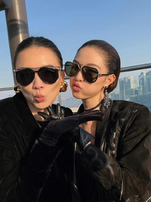 钟楚曦晒巴黎逛街照片，与宋佳同行，搞怪又可爱，友谊令人羡慕