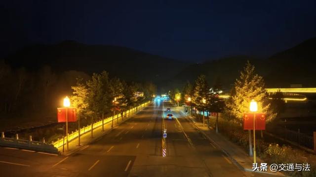 五台山景区“中国红”燃动国庆 国旗飘扬共庆华诞