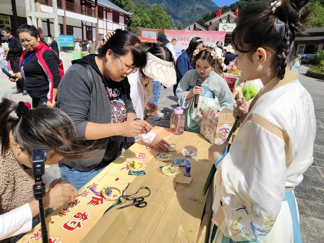 花神伴手作，灯谜映文博！青川流动博物馆进唐家河添彩双节