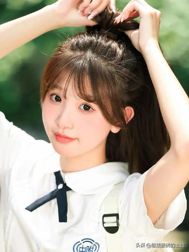 甘肃兰州一校花，楚楚动人	，倾国倾城，这气质堪称校园天花板