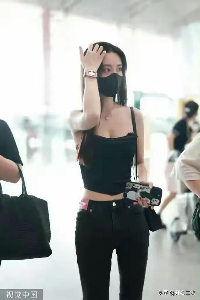 孟子义身材丰满！皮肤白皙，紧身牛仔裤勒出蜜桃臀！