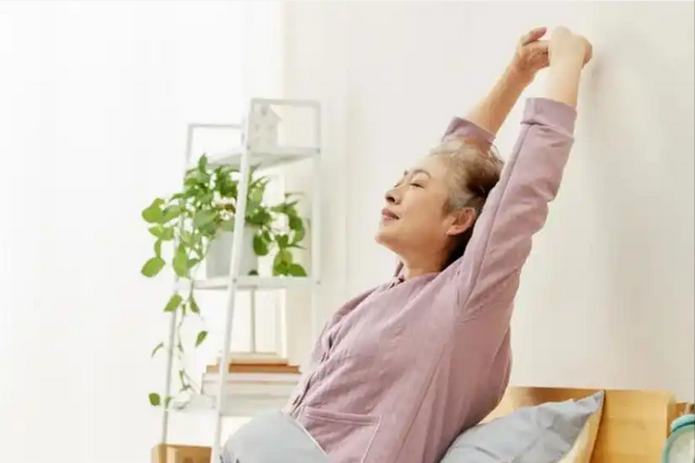 晚上十点睡觉错了？医生苦劝：过了65岁，睡觉要尽量做到这4点