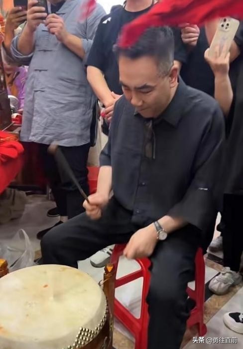 杨少华出殡长子迟迟难下跪,三排劳斯莱斯望不到头,随行的人在笑插图27 杨少华出殡长子迟迟难下跪,三排劳斯莱斯望不到头,随行的人在笑