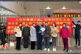 笑麻了！军人小伙退役返乡全家迎接，我却笑死在评论区！图片
