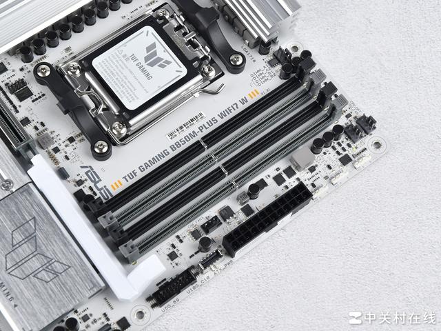 布局优化升级WIFI7 华硕B850重炮手白色版主板评测