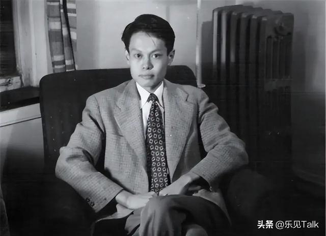 杨振宁葬礼今日举行！遗体覆盖国旗，翁帆站首位，次子杨光宇露面