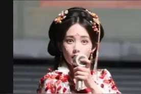 太淡定！李一桐拍夜戏遇“大蜈蚣”直接钻进袖口，提醒后抱拳回谢图片