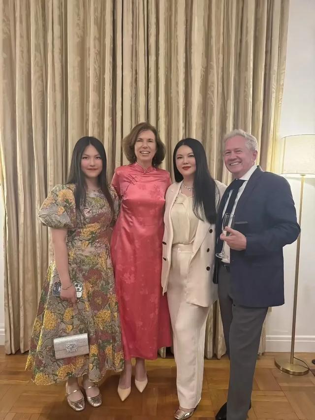 王诗龄晒自家北京小院，大半夜穿旗袍拍照，面无表情上演中式恐怖