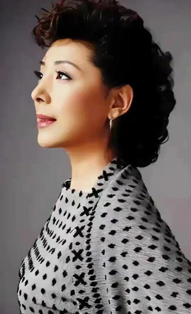 国家一级演员 女中音歌唱家 关牧村