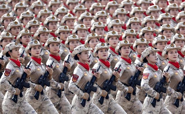“93阅兵”女民兵王米佳：出身空姐，婆婆和母亲替她负重前行