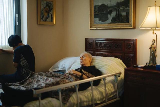 丈夫患痴呆记忆消退，妻子把家变博物馆	，离世后一举动让人泪目