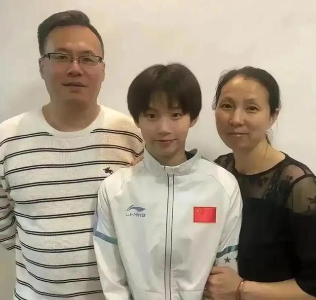 同是冠军父母，陈芋汐父母夸女儿很自律，全红婵母亲却说：胖点好