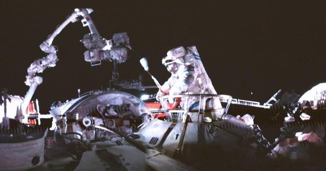 牛！顶住了空间碎片撞击，神舟二十准备返回：或带回国宝级航天服