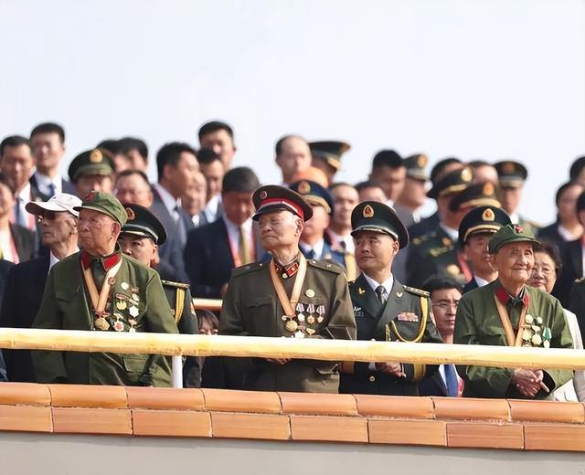 美国就算一动不动，中国20年也追不上，九三阅兵打了多少专家的脸