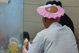 隔辈亲能有多亲?教训孩子后，公公给我发短信：拜托我善待她孙女图片