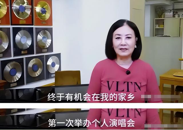 78岁连路都走不稳还开演唱会，全网骂声一片	，她却扬言回馈粉丝