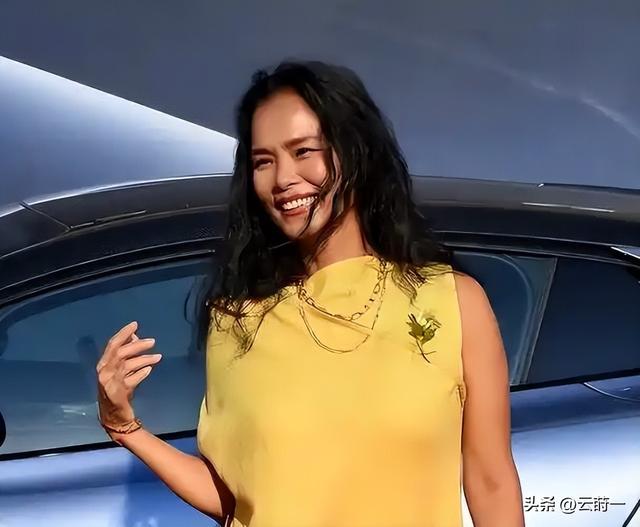 62岁韦唯现状，家暴前夫离世	，车祸脊柱断裂，3个混血儿子已回国