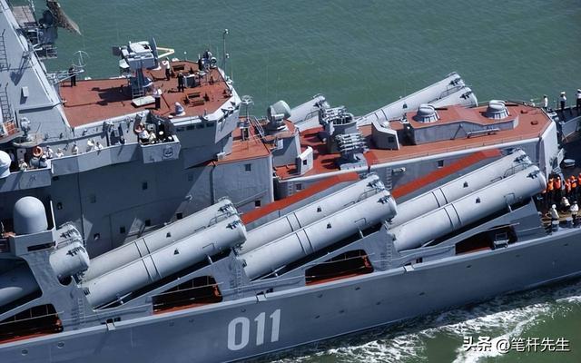 不堆航母拼巧劲，中国武库舰两条奇路，60 枚导弹饱和攻击防不住