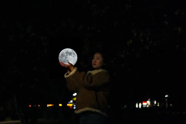 🤩哇~好大的月亮🤩