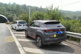 一线微观：高速公路任性停车酿事故，驾驶人被罚款记分负全责！图片