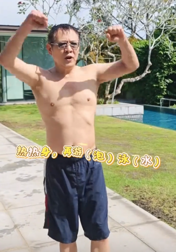 62岁李连杰豪宅游泳，脱光上衣自证清白，大腹便便并无刀疤