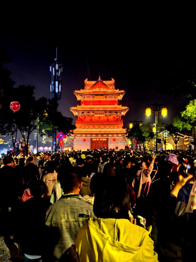 人言，四线古城大同涌入一亿游人，今晚亲测，多的数不清