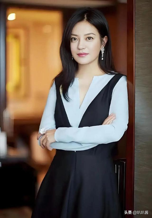 面相又变了！49岁赵薇广东吃饭，又老又瘦没架子，却再无回头路走