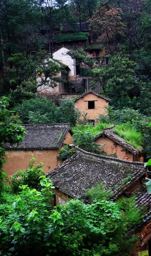 寻觅太行“桃花源” 徒步红色土岭村