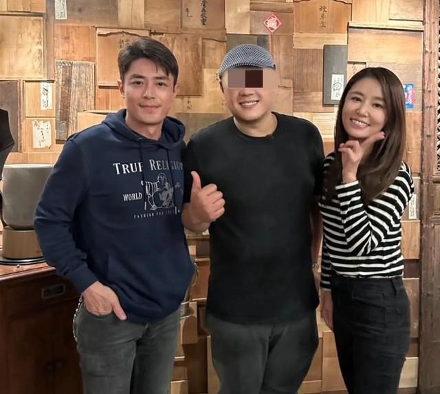 林心如霍建华餐厅现身成网友热议	，两人真实状态引发情感讨论