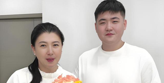 越扒越有，被人民网点名后，闫学晶又被曝身份造假	，成名史太精彩