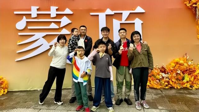 国庆中秋假期首日 雅安名山蒙顶山游人如织 “可逛可拍可炫”太吸睛！