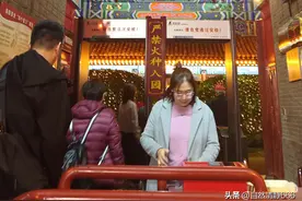 鲁南，苏北，尤其是滕州，结婚女方得有个男孩子挎只母鸡，男公鸡图片