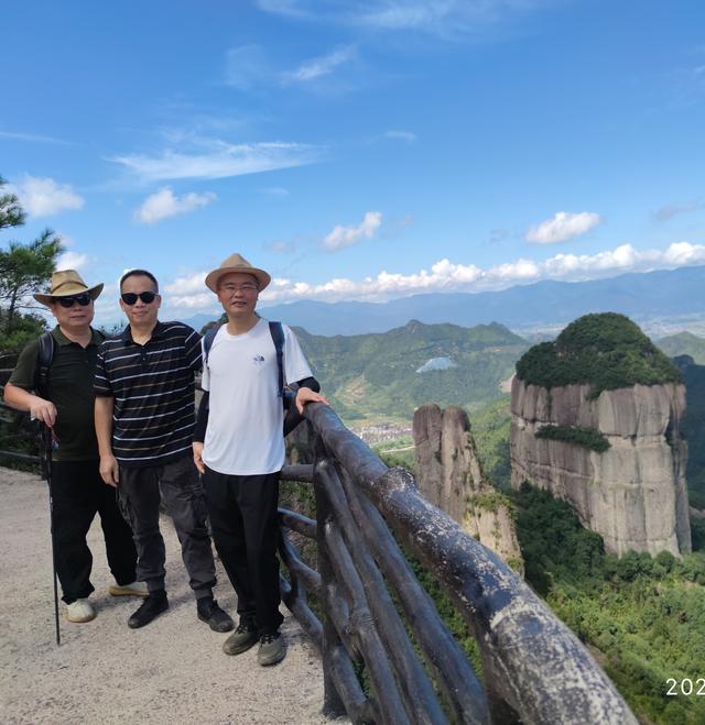 仙居县饭蒸岩景区，横看成岭侧成峰，远近高低各不同