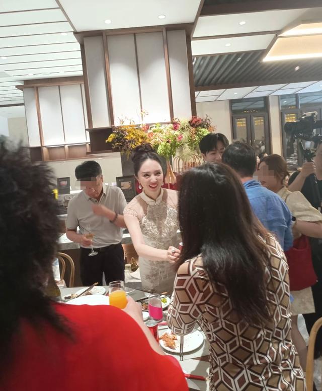 董璇张维伊大同婚宴现场照曝光，挨桌给人敬酒，佟丽娅关悦等出席
