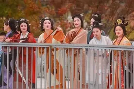 美！古韵今承，汉服爱好者苏河畔展华裳之美图片