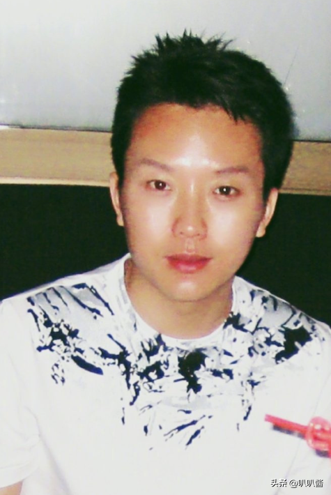 善恶终有报！47岁“跌落神坛	”的李玉刚，终是活成了“跳梁小丑”