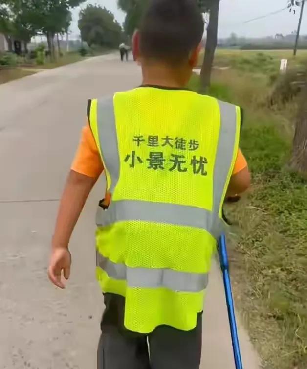湖北一男子辞掉月薪2万元工作，带9岁儿子徒步千里，原因让人泪目