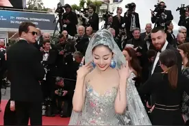 辣眼！千惠裸体迎客照曝光，大25岁老公帮捂胸，引热议，本人回应图片