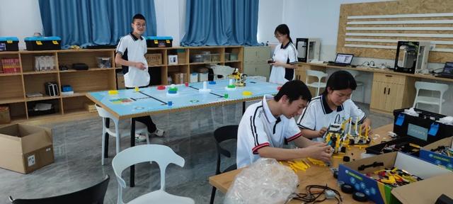 谁说乡镇中学不行？成都学子全国机器人大赛0失误摘金