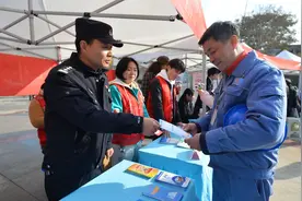 身份证到期不必回老家，民警支招：可在就近就地的公安机关办理图片