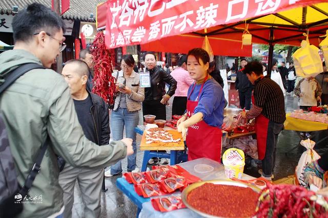 甘肃天水国庆假日第4天持续火热, 麦积山石窟门票早早售罄!