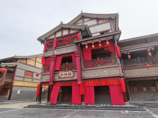 在“天仙配”传说的故事发生地孝感，建有一座“凤凰天仙城”