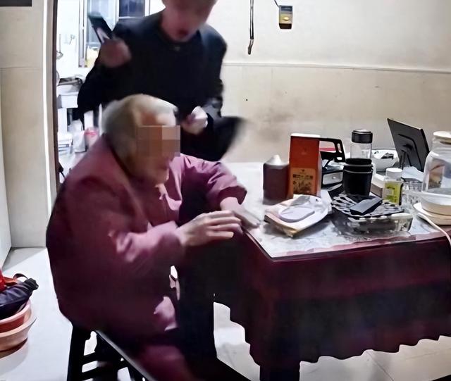 暴打母亲男家境曝光！拆迁户不差钱，老人常年不开心，邻居透露更多