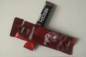 我妈买的速溶咖啡和猫屎咖啡 看完产品配料表 我沉默了！图片